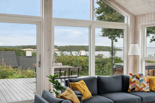 Lovely new-built cottage near sea