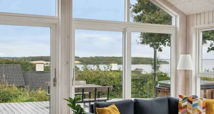 Lovely new-built cottage near sea