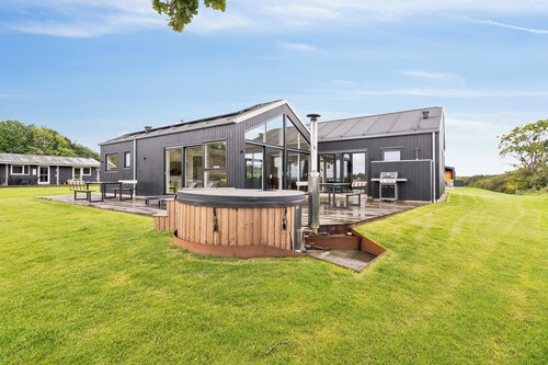 Lovely new-built cottage near sea