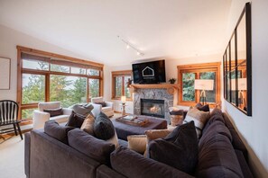 Télévision, cheminée