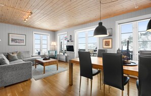 Dining - Cozy home in åseral with house sea view (Åseral)