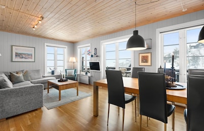 Cozy home in åseral with house sea view