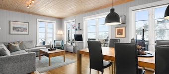 Cozy home in åseral with house sea view
