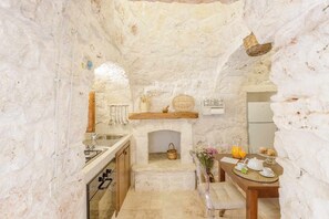 Kühlschrank, Mikrowelle, Ofen, Wasserkocher mit Kaffee-/Teezubehör