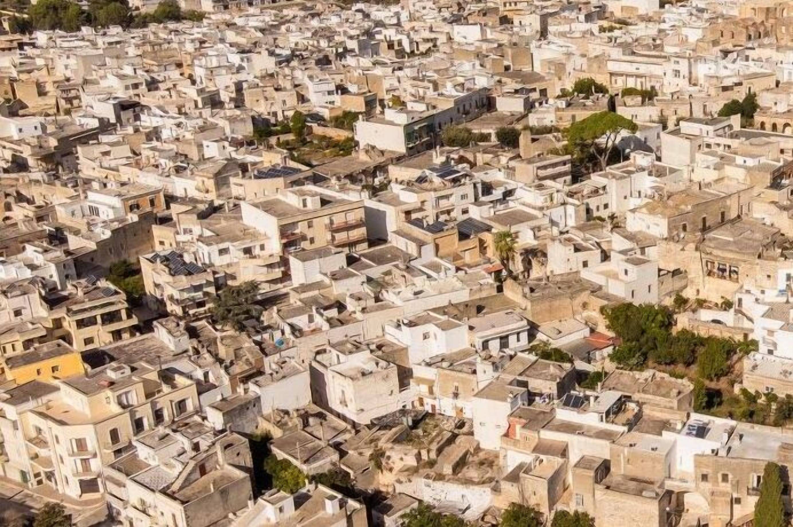Una zona urbana densa con construcciones apretadas, calles estrechas y poca vegetación visible.