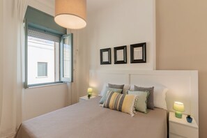 2 間睡房、熨斗/熨衫板