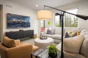 Een smart-tv, een open haard, videogames en boeken