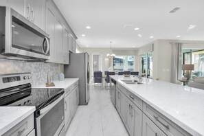 Fridge, microwave, oven, stovetop - Rent Your Dream Holiday Villa in One of Orlando's most Exclusive Resorts (Orlando)