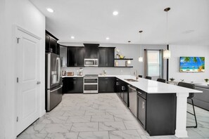 Refrigerador, microondas, horno, placa de cocina