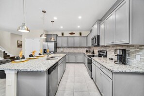 Fridge, microwave, oven, stovetop - Picture Renting Your Own Luxury Villa on the Exclusive Windsor Island Resort (Orlando)