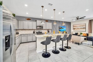 Fridge, microwave, oven, stovetop - Picture Renting Your Own Luxury Villa on the Exclusive Windsor Island Resort (Orlando)