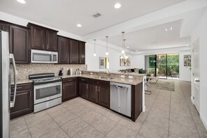 Kylskåp, mikrovågsugn, ugn och spishäll