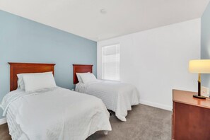 3 chambres, fer et planche à repasser, Wi-Fi, draps fournis