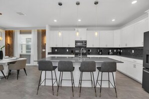 Kylskåp, mikrovågsugn, ugn och spishäll