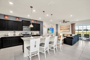 ثلاجة، ميكروويف، فرن، موقد طهي مسطح