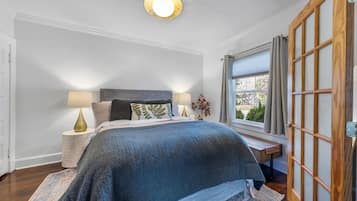 3 bedrooms, desk, WiFi (free), bed sheets