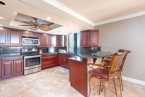 Frigorífico, microondas, horno y placa de cocina