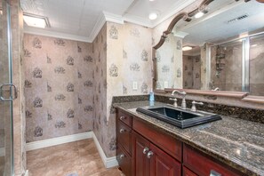 Ducha, secador de pelo y toallas