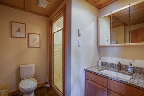 Shower, hair dryer, towels - The Big Lift-abowski 3BA/2BA. Close to Mountain and Skiing! (Killington)