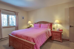 3 bedrooms, iron/ironing board, WiFi, bed sheets - The Big Lift-abowski 3BA/2BA. Close to Mountain and Skiing! (Killington)