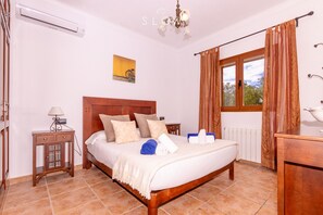 4 bedrooms, iron/ironing board, free WiFi, bed sheets