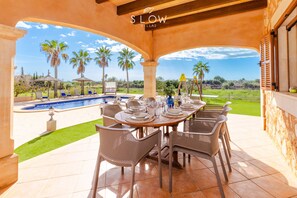 Outdoor dining - Villa Es Contes, country house with private pool and partial sea view in Calonge (Santanyi)