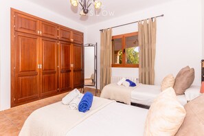 4 bedrooms, iron/ironing board, free WiFi, bed sheets - Villa Es Contes, country house with private pool and partial sea view in Calonge (Santanyi)