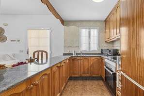 Kjøleskap, mikrobølgeovn, ovn og oppvaskmaskin