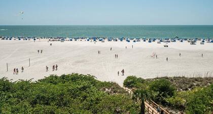 50 Shades of White: Beachfront, Modern & Spacious!