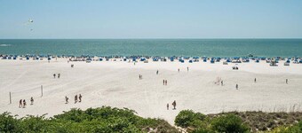 50 Shades of White: Beachfront, Modern & Spacious!