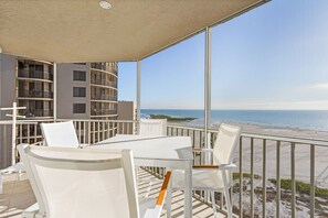 Outdoor dining - 50 Shades of White: Beachfront, Modern & Spacious! (Fort Myers Beach)