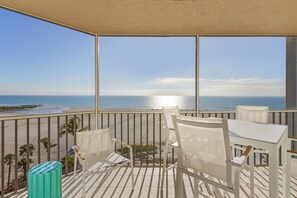 En balkon med udsigt over stranden og havet.