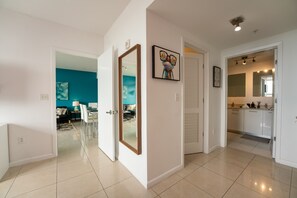 Interior - 2BR King Size bed / 2BATH W Balcony, Pool & Gym + Free WiFi and cable + Netflix (Miami)