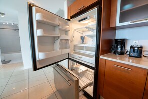 Interior - 2BR King Size bed / 2BATH W Balcony, Pool & Gym + Free WiFi and cable + Netflix (Miami)