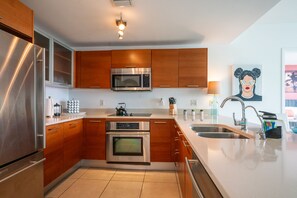 Private kitchen - 2BR King Size bed / 2BATH W Balcony, Pool & Gym + Free WiFi and cable + Netflix (Miami)