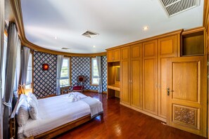 6 bedrooms, desk, iron/ironing board, free WiFi