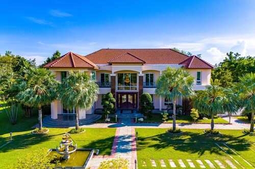 Luxury 6 Bed Mansion - CAS