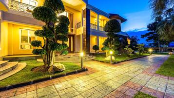 Bagian depan properti - sore/malam