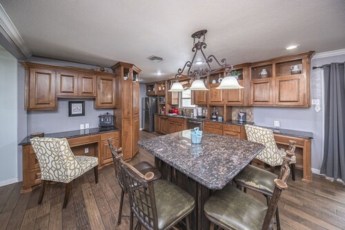 Right At Home-Midland Clermont House w/ Pool and Billiards