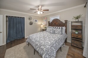 5 bedrooms, desk, iron/ironing board, free WiFi