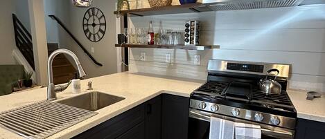 Køleskab, mikrobølgeovn, ovn, kogeplade