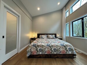 2 slaapkamers, een bureau, een strijkplank/strijkijzer, gratis wifi