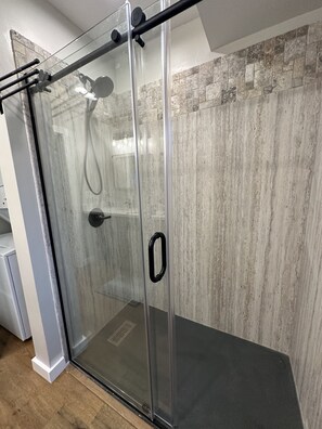 Dusche, Handtücher, Seife, Shampoo