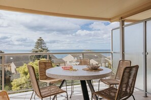 Outdoor dining - The Salty Seagull - ocean view luxe by the beach! 3BR 2B + so many extras. (Encounter Bay)