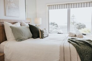 3 bedrooms, iron/ironing board, free WiFi, bed sheets - The Salty Seagull - ocean view luxe by the beach! 3BR 2B + so many extras. (Encounter Bay)