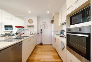 Réfrigérateur, four à micro-ondes, un four, surface de cuisson