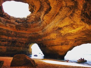 Formação rochosa natural com um grande arco.