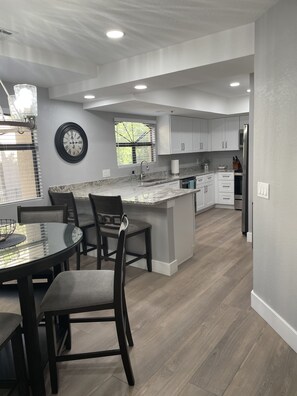 Réfrigérateur, micro-ondes, four, plaque de cuisson