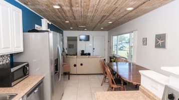 雪櫃、微波爐、焗爐、爐具