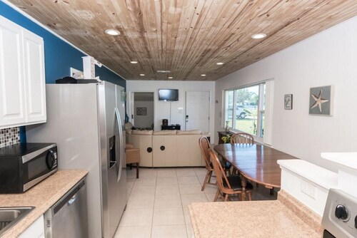 Pet Friendly Cheerful home on Emerald Coast